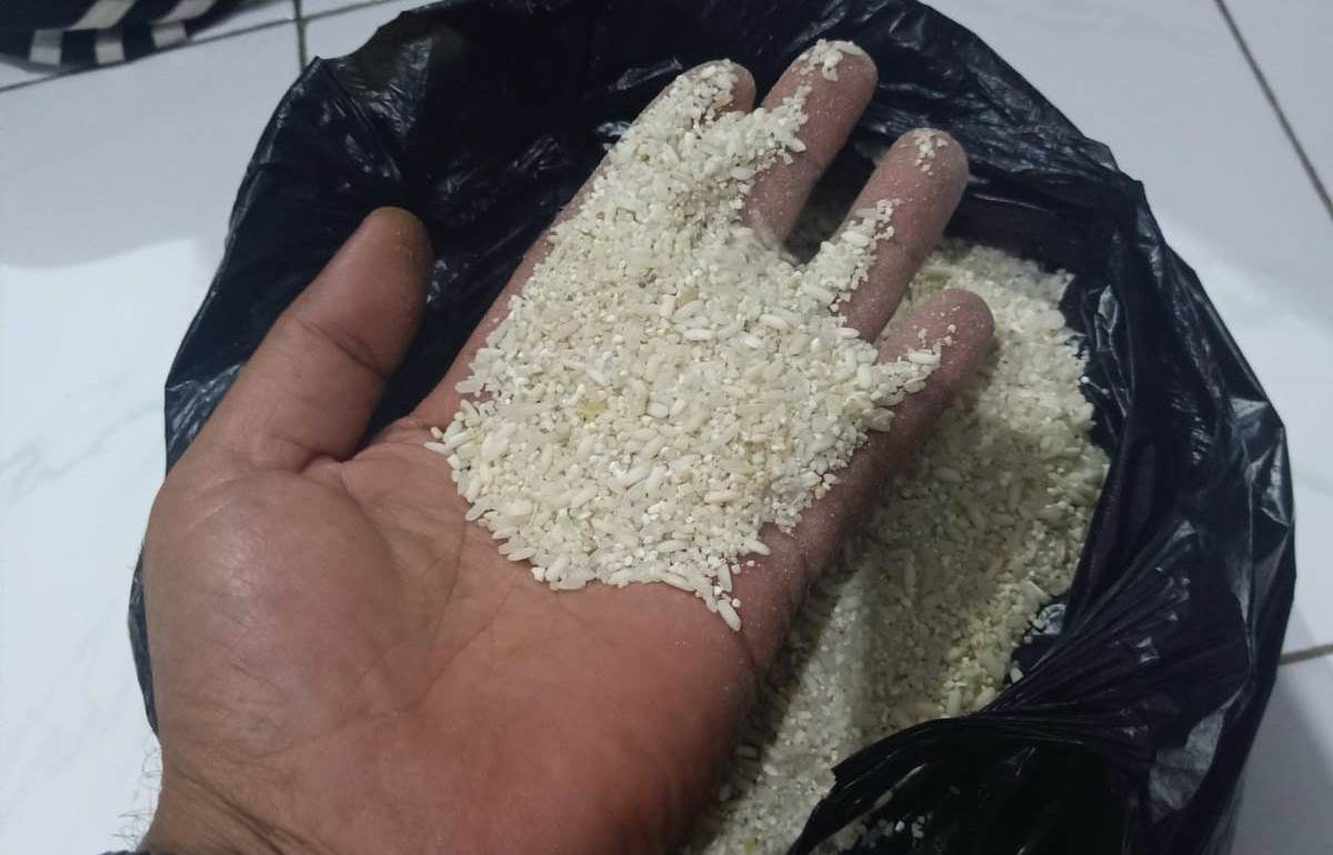 Kualitas beras bulog yang diterima KPM ini tak layak konsumsi, akhirnya dijual ke warung dan ditukarkan dengan beras layak konsumsi.