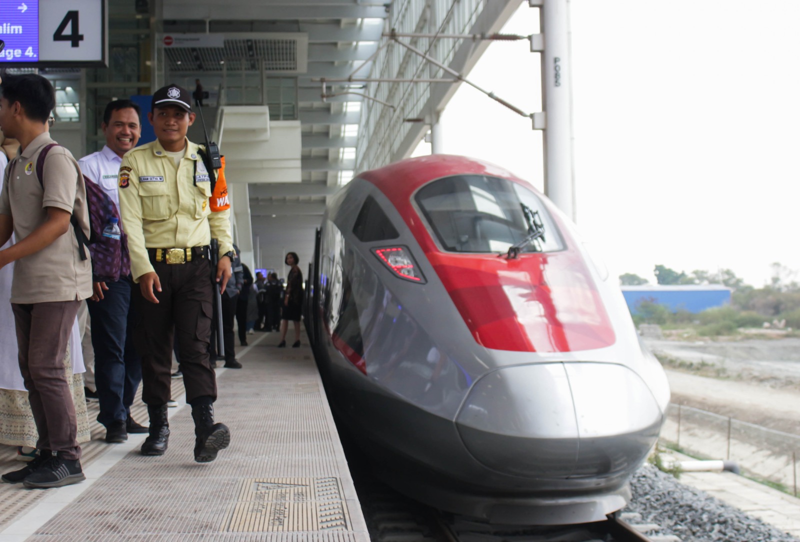 Petugas mengamankan batas area peron di Stasiun Tegalluar, Kabupaten Bandung. (Pandu Muslim/Jabar Ekspres)