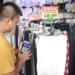 Pedagang merapikan barang jualannya di Pasar Cimol, Gedebage, Kota Bandung, Senin(2/10/23). (Pandu Muslim/Jabar Ekspres)