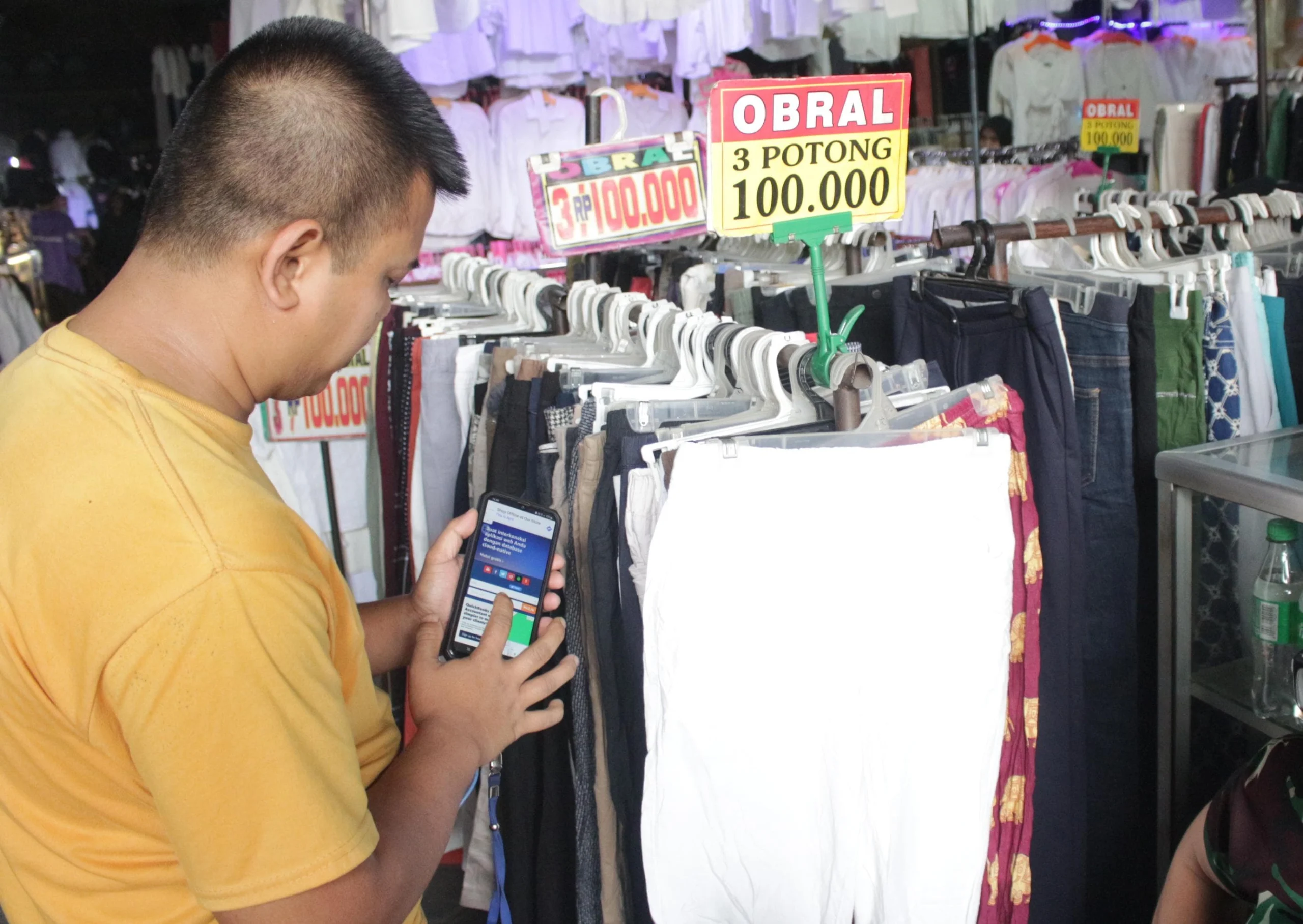 Pedagang merapikan barang jualannya di Pasar Cimol, Gedebage, Kota Bandung, Senin(2/10/23). (Pandu Muslim/Jabar Ekspres)