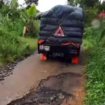 Warga Desa Karyamukti Ancam Golput di Pemilu 2024 Jika Jalan Rusak Belum Diperbaiki
