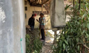 Kondisi rumah Ibu Guritno (70), lansia sebatang kara di Kabupaten Bandung, yang tampak tidak terawat.