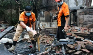 EVAKUASI: Inafis melakukan olah tempat kejadian perkara (TPK) pasca kebakaran di kawasan Jalan Peta, Kota Bandung, beberapa waktu yang lalu. (Pandu Muslim/Jabarekspres)