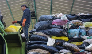Pengiriman ke TPAS Sarimukti Dihentikan Sementara, Tumpukan Sampah Siap Hiasi Kabupaten Bandung Selama 3 Pekan