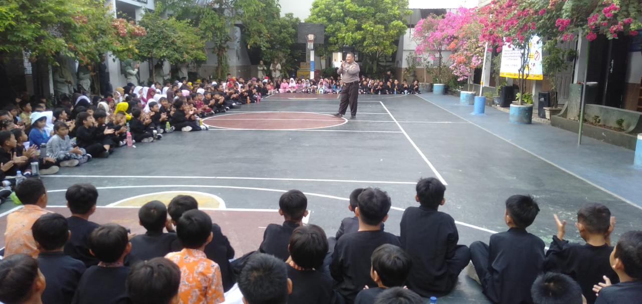 Seluruh siswa SD Negeri 1 Banjar Jawa Barat saat mengikuti sosialisasi pencegahan bullying yang disampaikan oleh anggota Polsek Banjar, Kamis (5/10/2023). (FOTO: CECEP HERDI/JABAR EKSPRES)