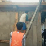 Sejumlah pekerja saat berada di lokasi proyek pembangunan toilet di SMP Negeri 9 Kota Bogor