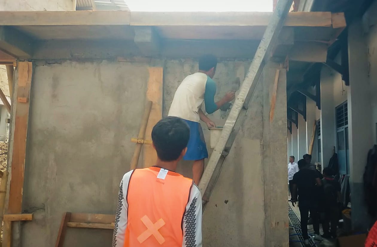 Sejumlah pekerja saat berada di lokasi proyek pembangunan toilet di SMP Negeri 9 Kota Bogor