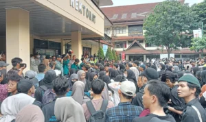 Ratusan mahasiswa Universitas Ibn Khaldun (UIKA) Bogor saat menggelar aksi unjuk rasa didepan Gedung Rektorat UIKA, Kamis (5/10).