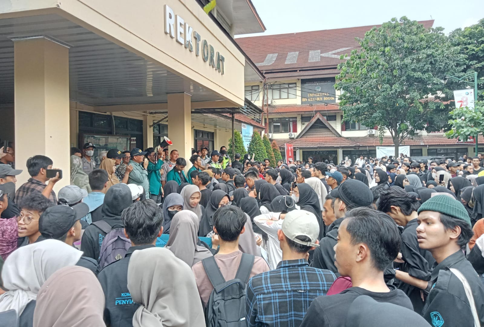 Ratusan mahasiswa Universitas Ibn Khaldun (UIKA) Bogor saat menggelar aksi unjuk rasa didepan Gedung Rektorat UIKA, Kamis (5/10).