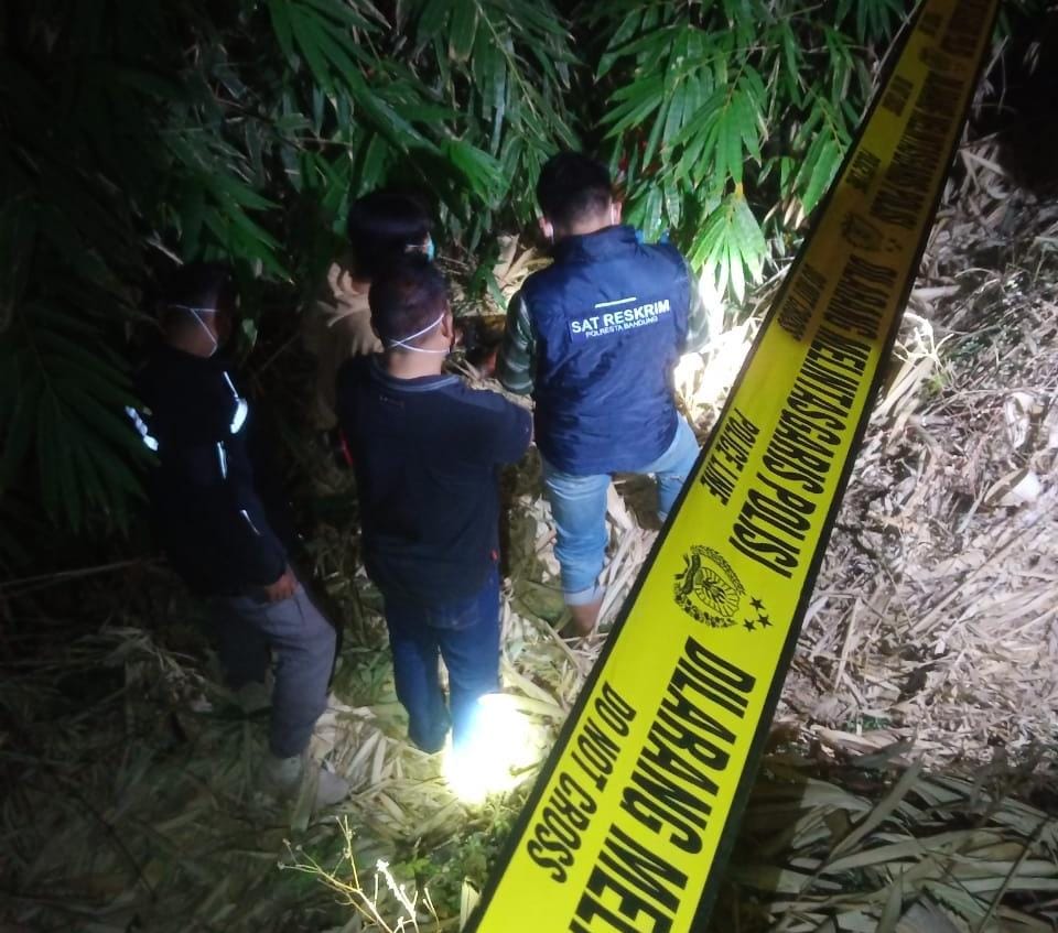 Jajaran anggota Polresta Bandung tengah melakukan olah TKP temuan jenazah perempuan di wilayah Desa Babakan Peuteuy, Kecamatan Cicalengka, Kabupaten Bandung.