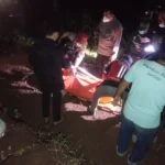 Proses evakuasi jenazah perempuan tak bernyawa yang ditemukan di lereng bukit wilayah Desa Babakan Peuteuy, Kecamatan Cicalengka, Kabupaten Bandung.