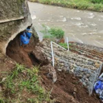 TPT Sungai Cisadane di Kampung Raweuy, Desa Ciadeg, Kecamatan Cigombong, Kabupaten Bogor ambruk.
