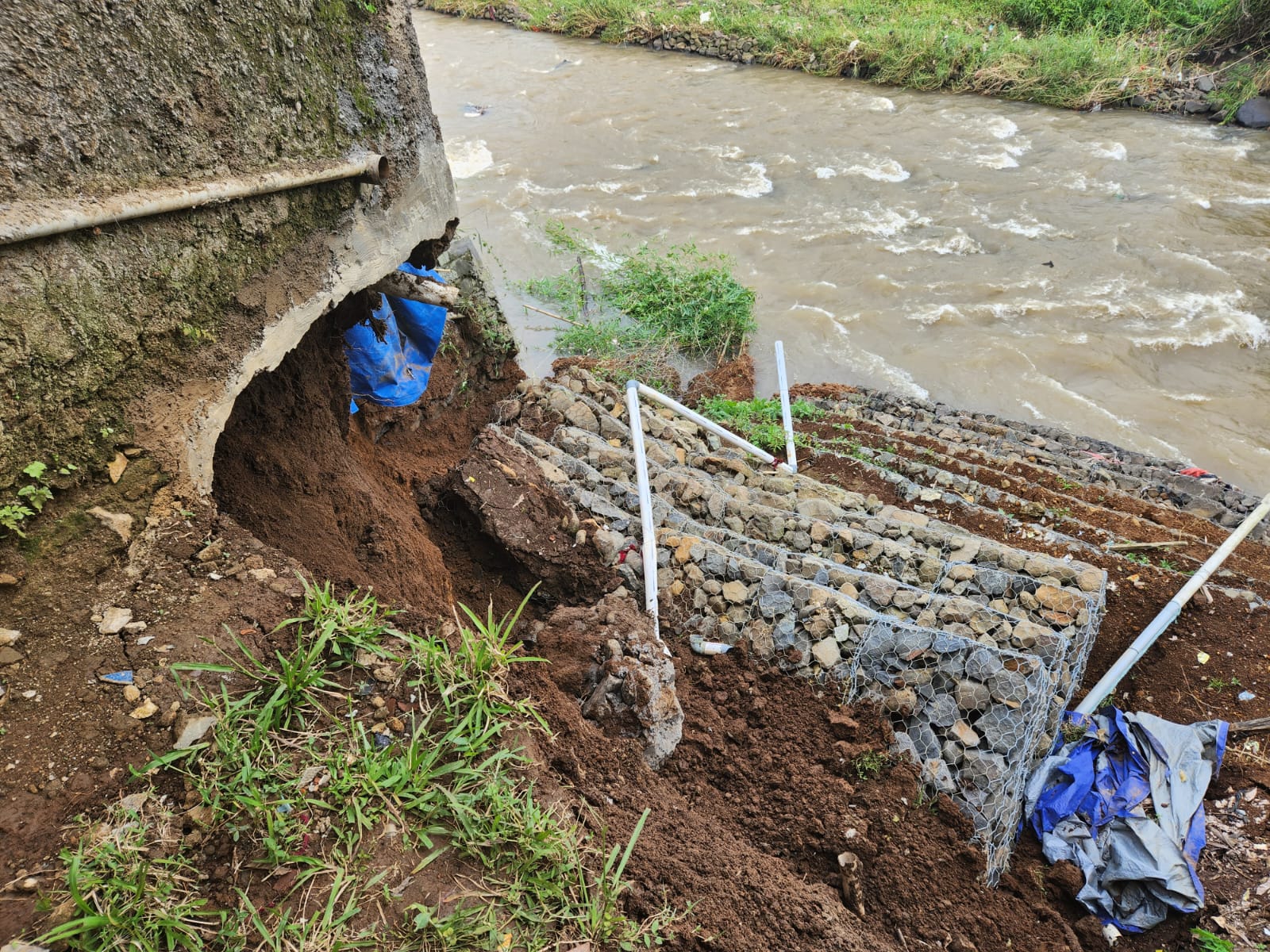 TPT Sungai Cisadane di Kampung Raweuy, Desa Ciadeg, Kecamatan Cigombong, Kabupaten Bogor ambruk.