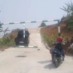 Pemasangan portal di Jalan Desa Cimande Hilir, Kabupaten Bogor.