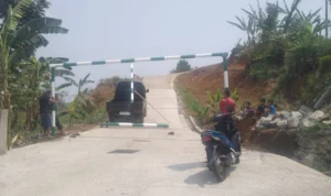 Pemasangan portal di Jalan Desa Cimande Hilir, Kabupaten Bogor.