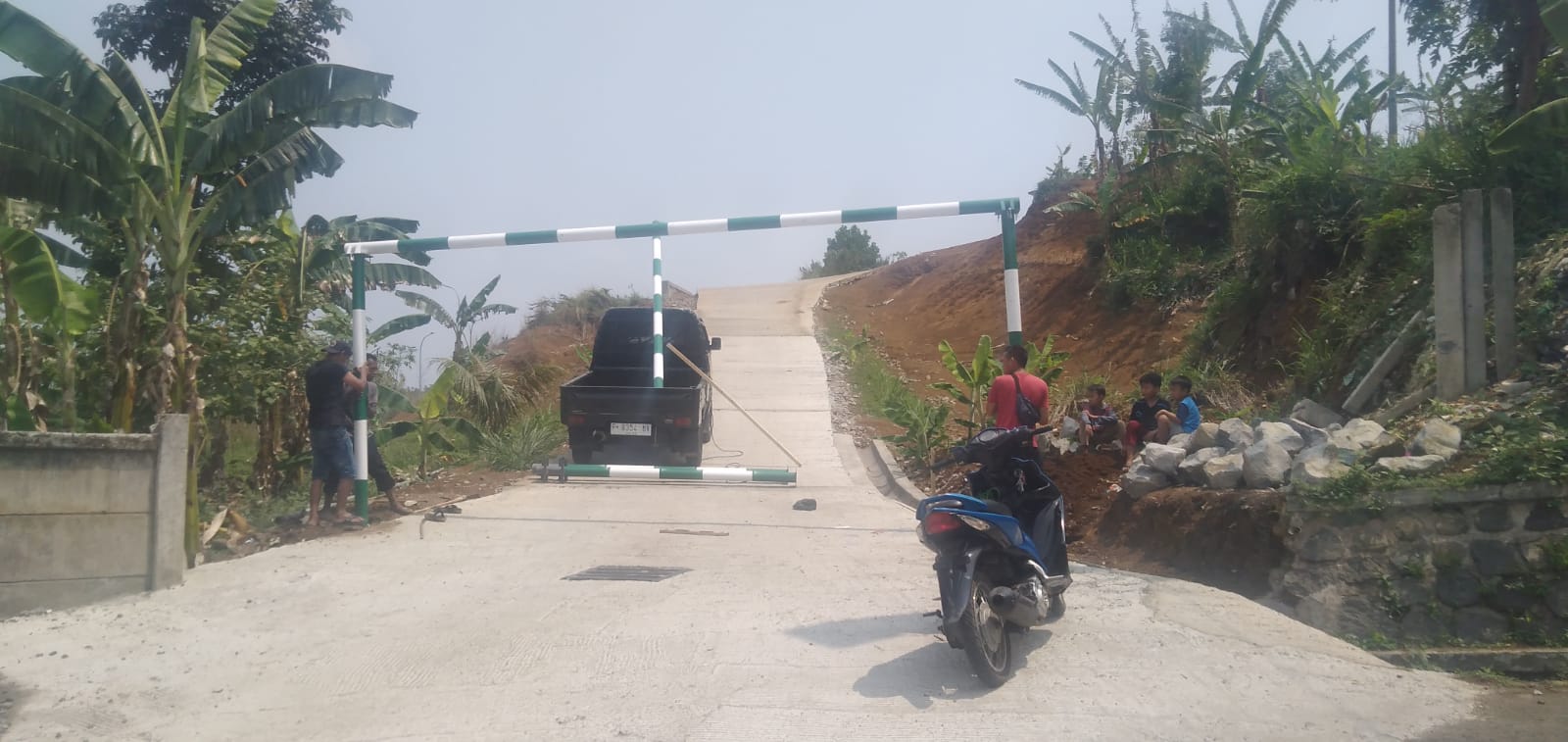 Pemasangan portal di Jalan Desa Cimande Hilir, Kabupaten Bogor.