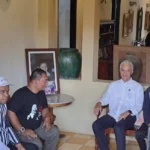 Ganjar Pranowo (dua kanan) bersama Ketua DPC PDI Perjuangan Kota Banjar, H. Nana Suryana (kanan) berkomunikasi saat kunjungan ke Kota Banjar, Minggu (8/10/2023).