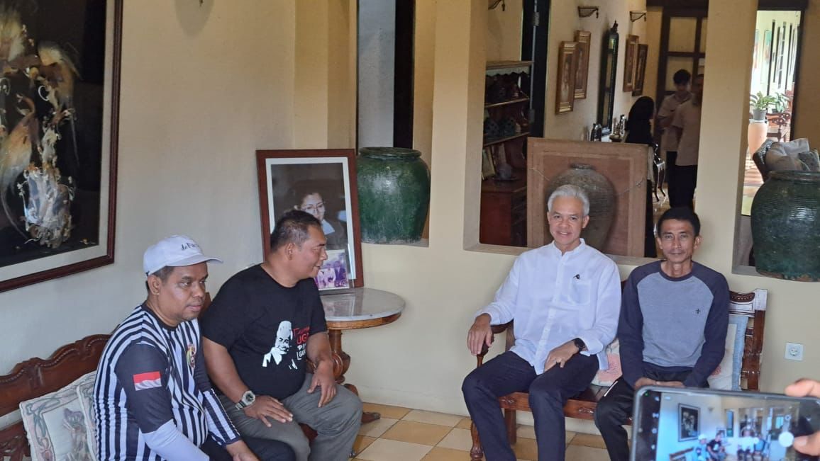 Ganjar Pranowo (dua kanan) bersama Ketua DPC PDI Perjuangan Kota Banjar, H. Nana Suryana (kanan) berkomunikasi saat kunjungan ke Kota Banjar, Minggu (8/10/2023).