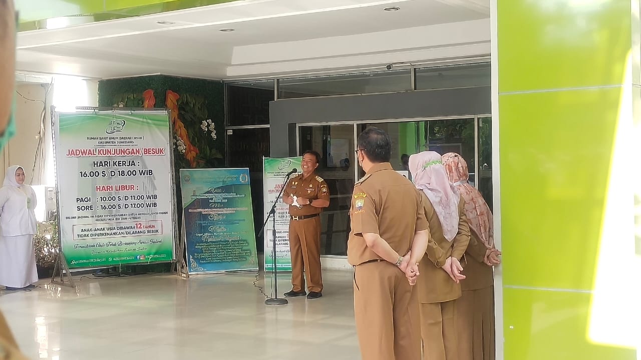 Pj Bupati Sumedang, Herman Suryatman dalam memimpin upacara pagi di halaman Paviliun RSUD Sumedang, Senin 9 Oktober 2023.