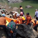 Proses evakuasi jasad korban yang tenggelam di Sungai Cimanuk Sumedang oleh tim SAR gabungan (9/10).