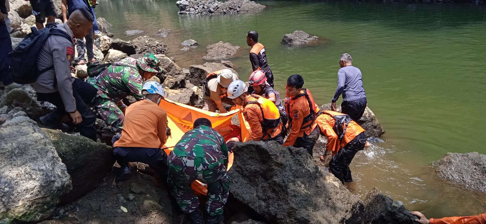 Proses evakuasi jasad korban yang tenggelam di Sungai Cimanuk Sumedang oleh tim SAR gabungan (9/10).