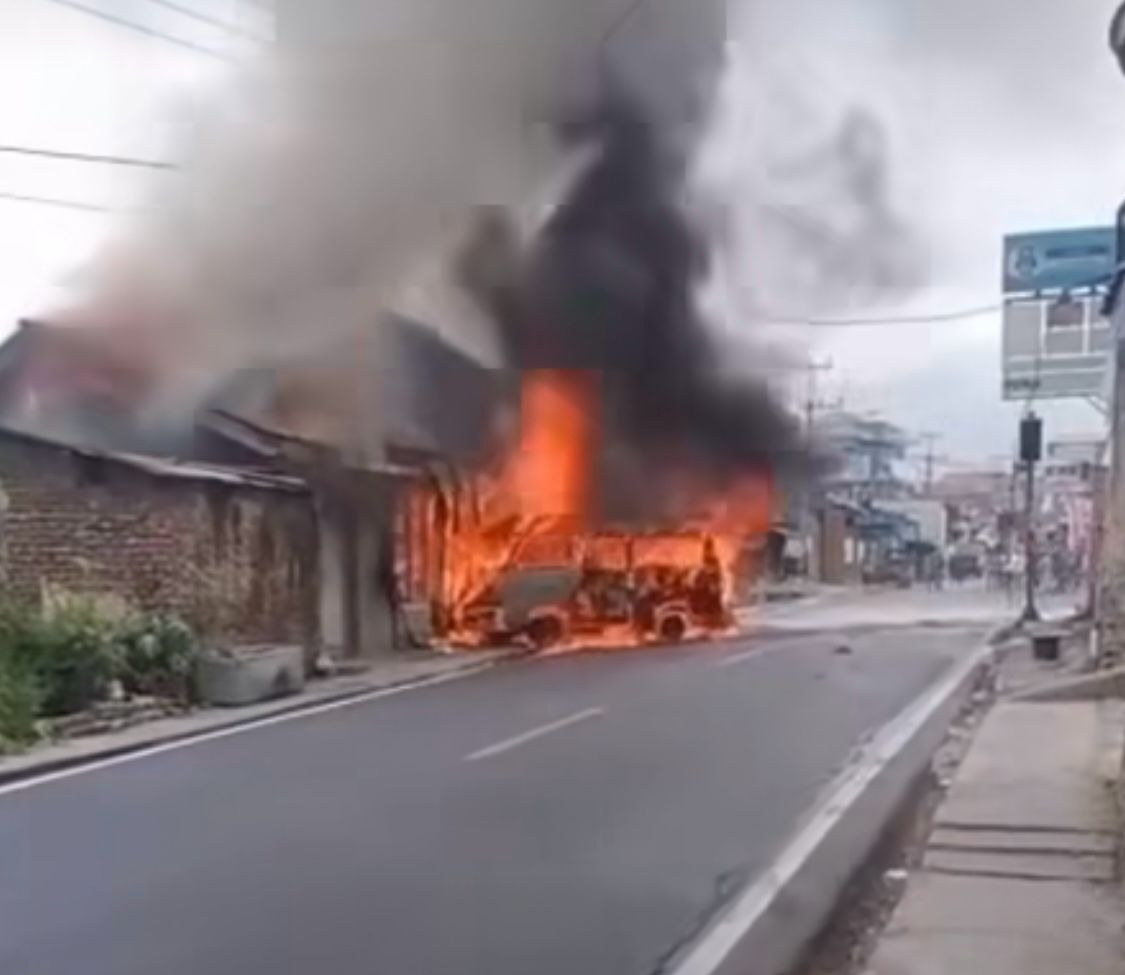 Diduga Konsleting Saat Isi BBM, Satu Unit Mobil Terbakar Dan Membakar Tiga Kios. Foto Tangkapan Layar