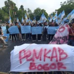 Demonstrasi DPD KNPI Kabupaten Bogor di Gerbang Tegar Beriman, Kabupaten Bogor (9/10).