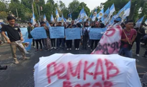 Demonstrasi DPD KNPI Kabupaten Bogor di Gerbang Tegar Beriman, Kabupaten Bogor (9/10).