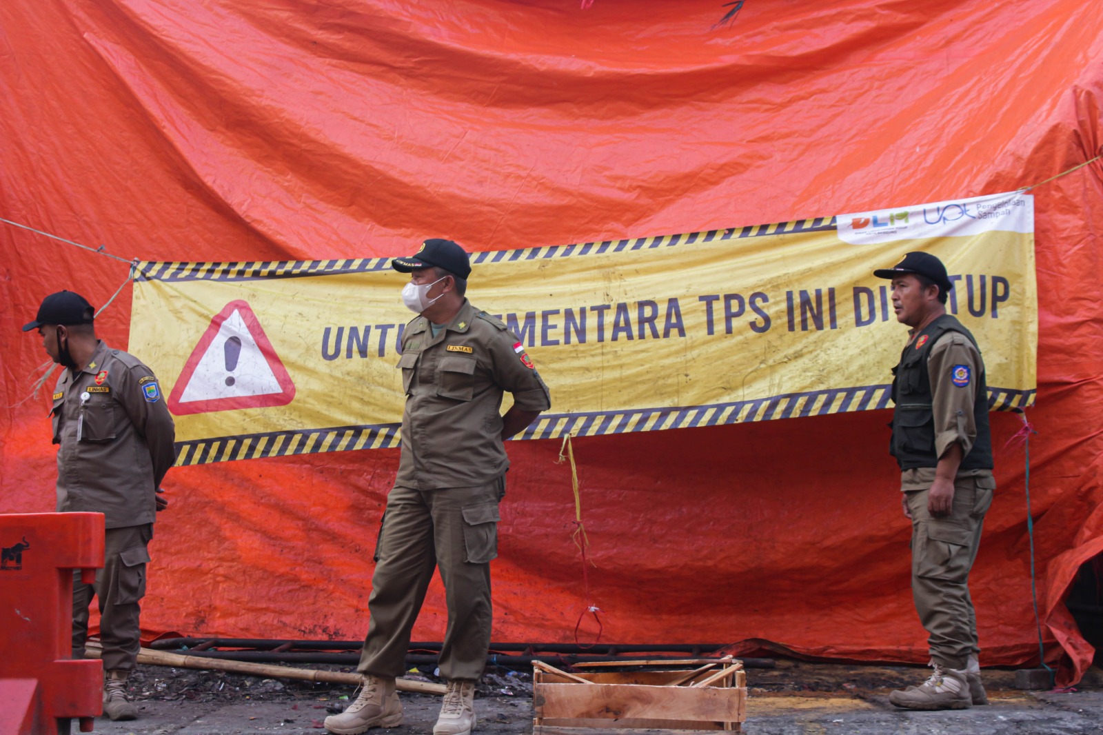 Imbas pembatasan penganggkutan sampah ke TPA Sarimukti, TPS Pasar Sederhana ditutup sementara dan dijaga petugas secara berkala di Jalan Jurang, Kota Bandung. (Pandu Muslim/Jabar Ekspres)