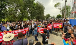 Ratusan Massa Unjuk Rasa ke Kantor Perumdam Tirta Anom Banjar