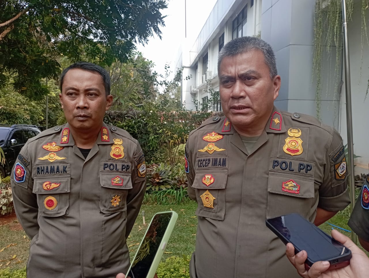 Kasatpol PP Kabupaten Bogor Cecep iman didampingi Kabid Penertiban Rhama Khodara saat memberikan keterangan kepada awak media. Foto : Sandika Fadilah/Jabarekspres.com