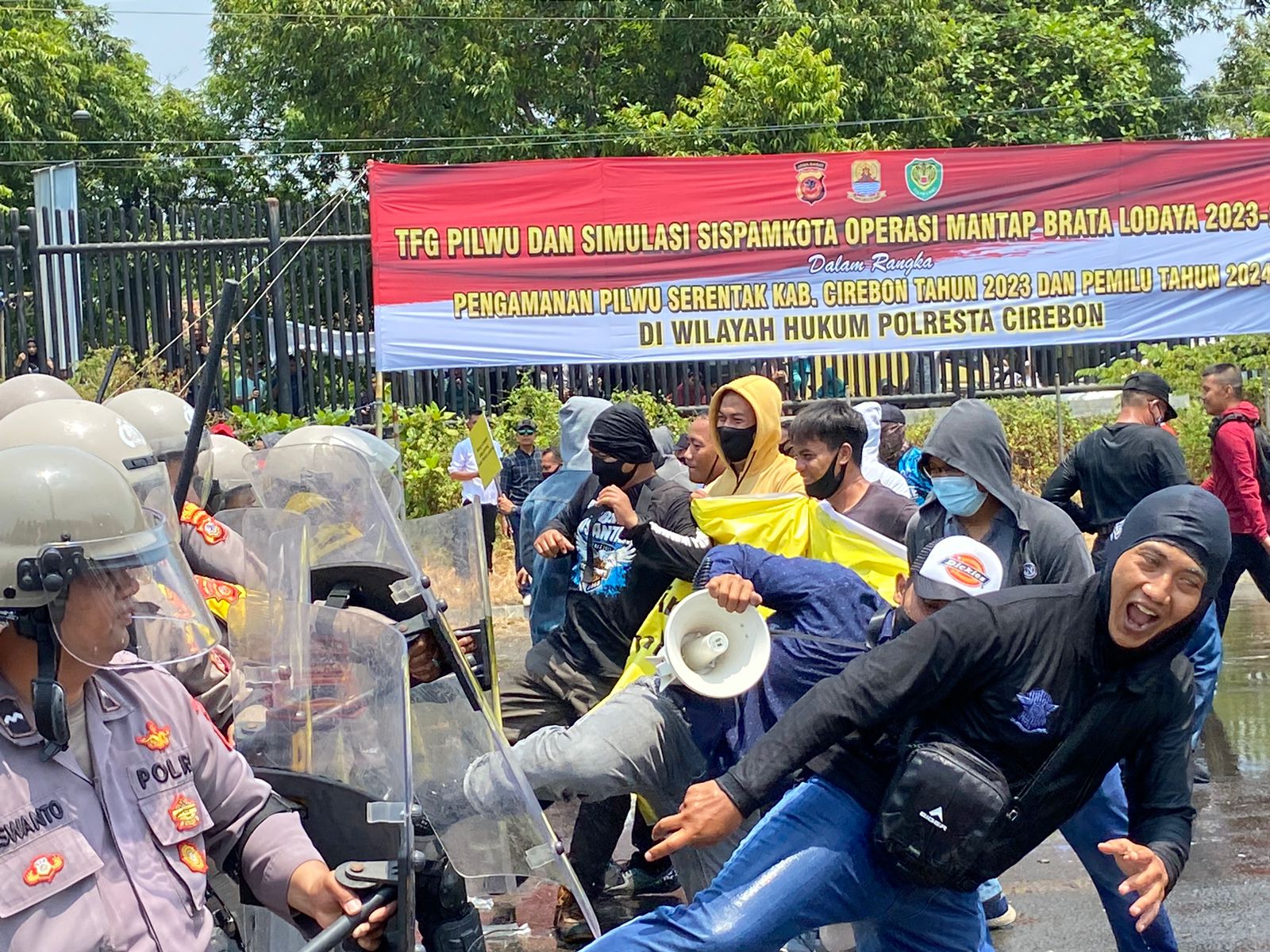 TFG Pilwu dan Simulasi Sispamkota Operasi Mantap Brata Lodaya 2023 di Stadion Watubelah, Cirebon.