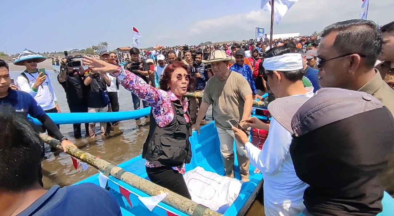 Menteri Pertahanan, Prabowo Subianto bersama mantan Menteri Kelautan dan Perikanan, Susi Pudjiastuti saat momen naik perahu bersama milik nelayan di Pantai Pangandaran Jawa Barat, Rabu 11 Oktober 2023.