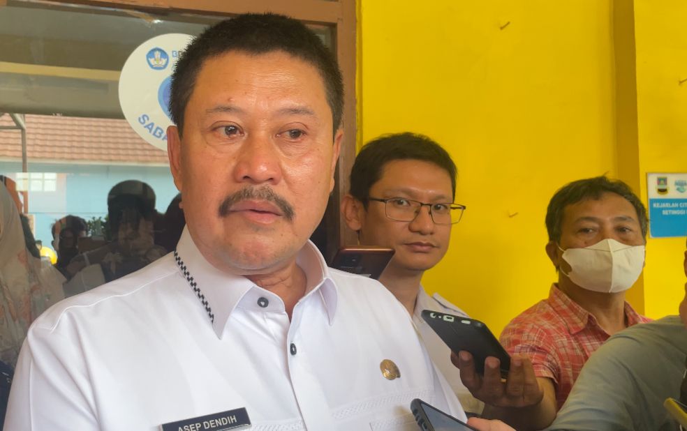 Kepala Disdik KBB, Asep Dendih usai meninjau korban keracunan makanan di SD Negeri 1 Cimerang, Rabu 11 Oktober 2023.