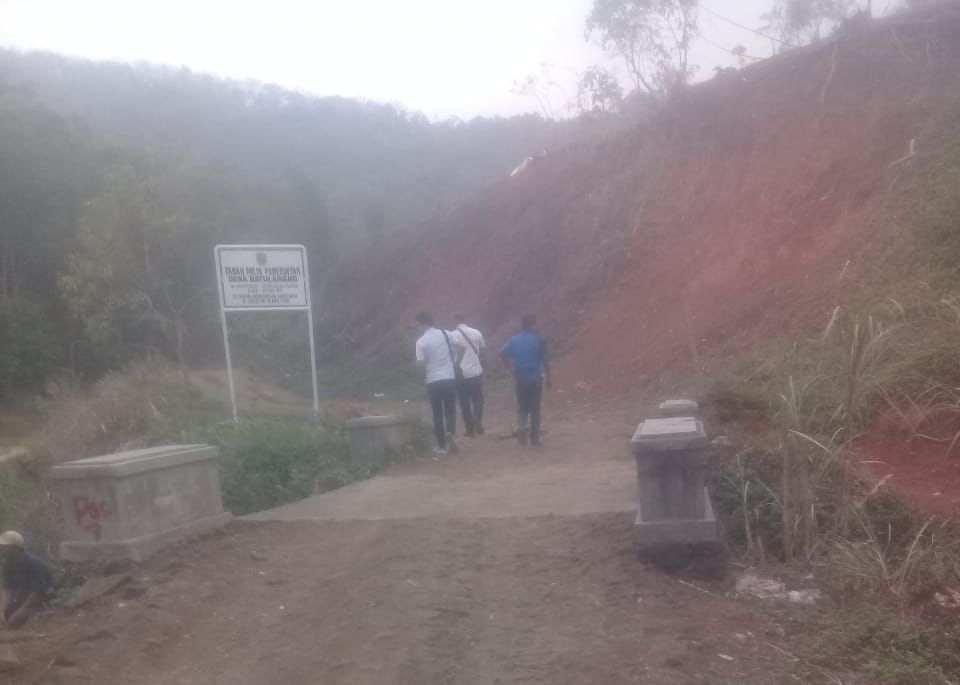 Anggota Polres Banjar mendatangi lokasi penebangan liar di Kawasan Puncak Pager Batu, Desa Batulawang, Kecamatan Pataruman, Kota Banjar, Rabu 11 Oktober 2023.