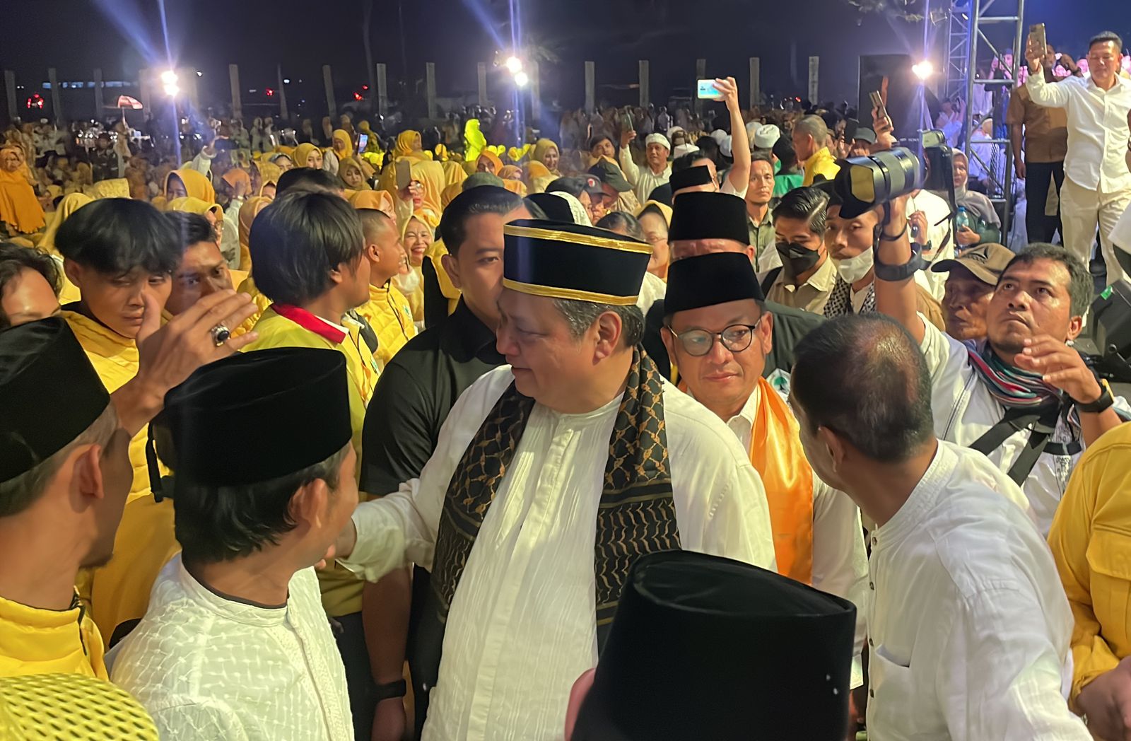 Ketua Umum Partai Golkar, Airlangga Hartarto Hadiri Kegiatan Golkar Bershalawat di Kabupaten Bandung. Foto Agi Jabar Ekspres