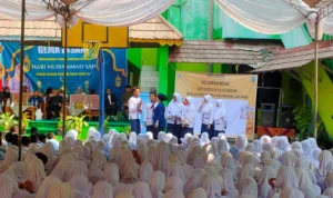 Ketua KPAID Kabupaten Cirebon, Fifi Sofiyah saat mengedukasi anti bullying di SMPN 10 Kota Cirebon.