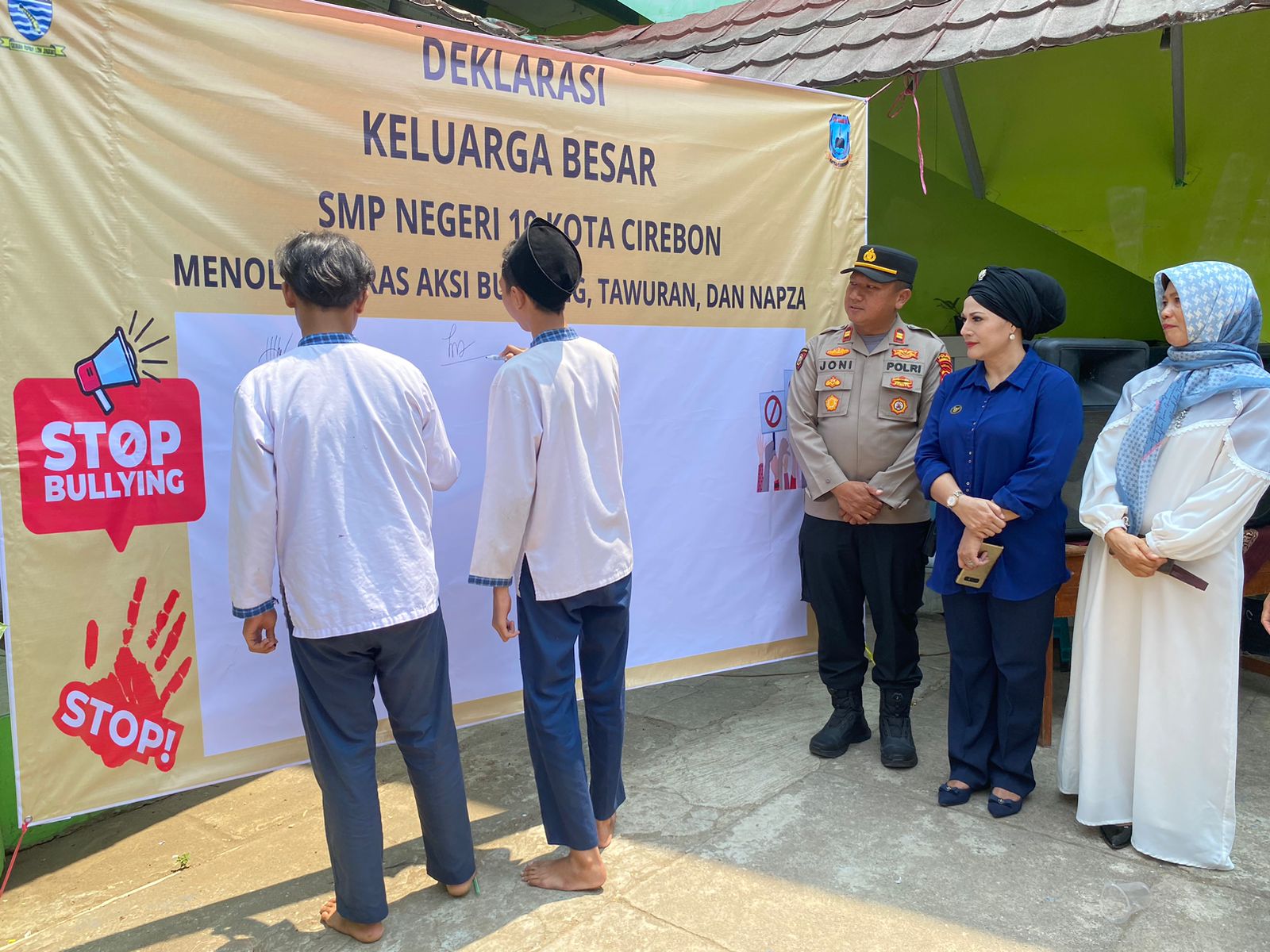 Murid SMPN 10 Kota Cirebon tanda tangani deklarasi anti bullying, disaksikan oleh kepala sekolah dan Ketua KPAID Kab Cirebon, Kamis (12/10).