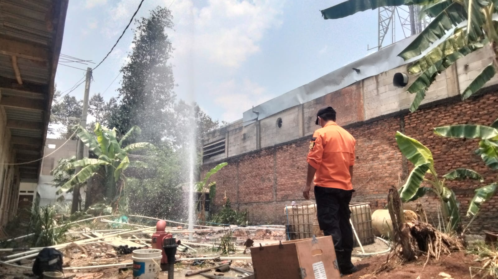 Semburan gas alam di sebuah galian sumur di Bogor.