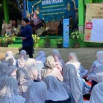 Ketua KPAID Kabupaten Cirebon, Fifi Sofiyah sosialisasi anti bulying di SMPN 10 Kota Cirebon.