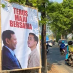 Baliho foto Gibran Rakabuming Raka berhadapan dengan Prabowo Subianto, di Jalan Pangeran Cakrabuana Foto Ayu Jabar Ekspres