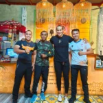 (Dari Kiri ke Kanan) Bang Ismail bersama dengan Kapten Inf. Endik S. Hehanussa, Ade Rai, dan Serda Mar. Laode Yasin di Rai Fitness Bandung setelah olahraga bersama.