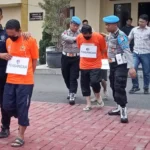 Jajaran Polresta Bogor Kota saat menggiring para tersangka tindak pidana pencabulan, Jumat (13/10).