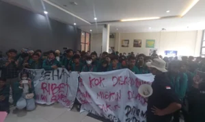 Demo yang dilakukan oleh koalisi aksi mahasiswa (KAM) di Kantor Dinas Kesehatan Kabupaten Sumedang, Kamis 12 Oktober 2023.