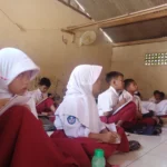 Suasana belajar murid SDN Cidokom 2, Kabupaten Bogor di Mushalla.