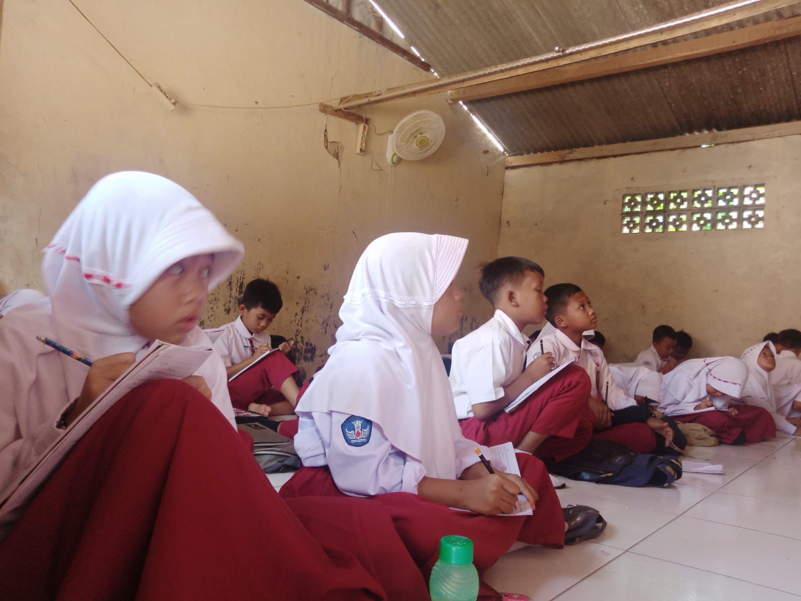 Suasana belajar murid SDN Cidokom 2, Kabupaten Bogor di Mushalla.