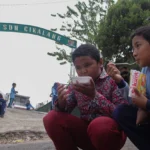 Dua siswa SDN Cikalang di wilayah Cileunyi Kulon, Kecamatan Cileunyi, Kabupaten Bandung saat beraktivitas. Lahan sekolah tersebut saat ini tengah digugat oleh ahli waris. (Pandu Muslim/Jabar Ekspres)