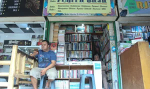 Pedagang Buku Palasari Bandung, Dilema Jual Buku Offline dan Online
