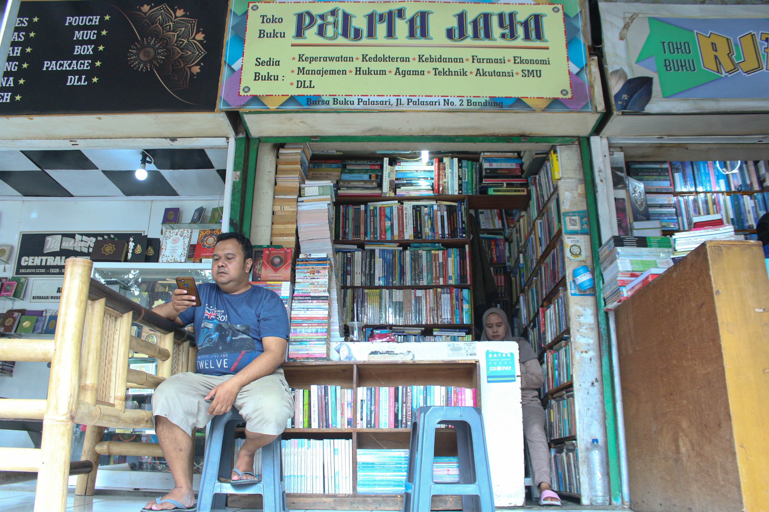 Pedagang Buku Palasari Bandung, Dilema Jual Buku Offline dan Online