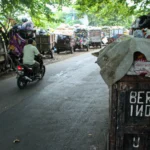 Motor pengangkut sampah mengantre menunggu giliran di TPS Panyileukan Kota Bandung. (Pandu Muslim/Jabar Ekspres)